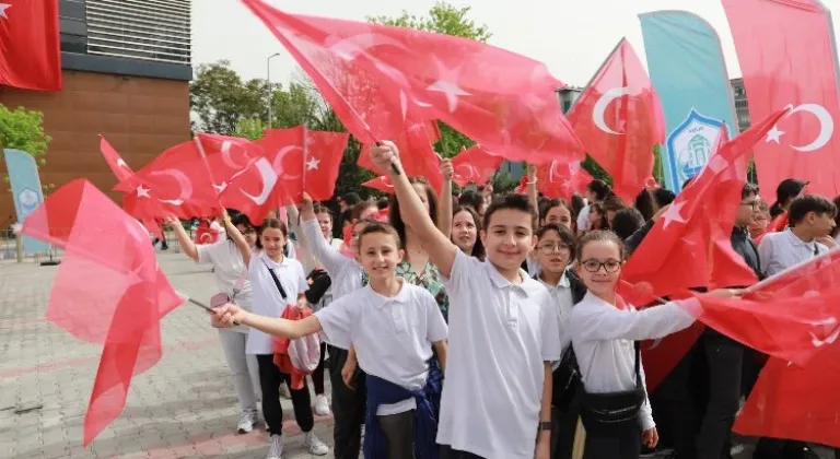 Bursa'da 23 Nisan Coşkusunu Atatürk Anıtı Önünde Yaşandı