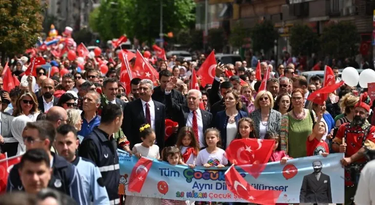 Bursa'da Çocuklar 23 Nisan Coşkusunu Merinos Parkı'nda Kutladı