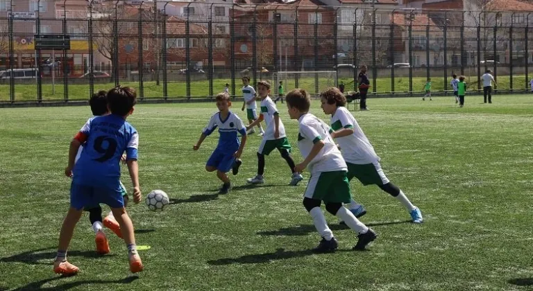 Bursa'da İlkokul Futbol Şenliği Heyecanı Dorukta