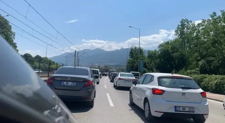 Bursa'da İzmir-Ankara Yolunda Yoğun Trafik Hız Kesmiyor