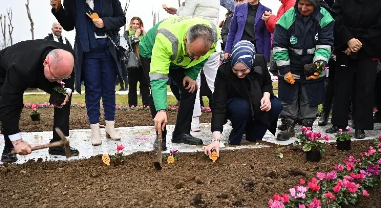 Bursa’da Kadınlar Erguvan Fidanlarıyla Baharı Karşılıyor