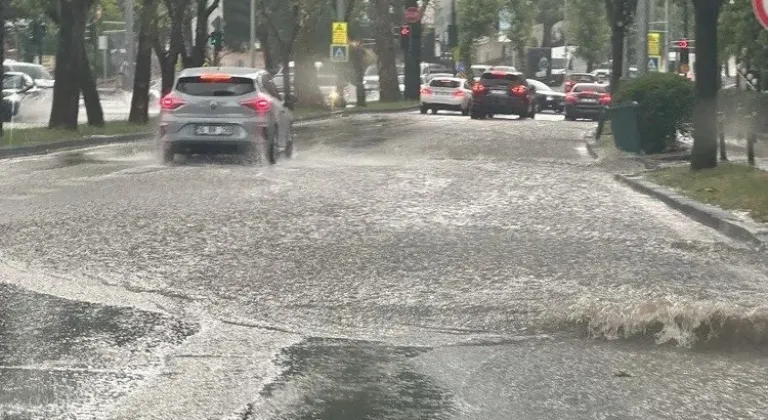 Bursa'da Sağanak Yağış Trafiği Felç Etti