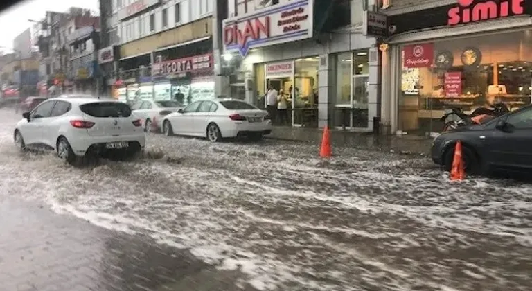 Bursa'da Sağanak Yağmur Sonrası Cadde ve Sokaklar Göl Haline Geldi