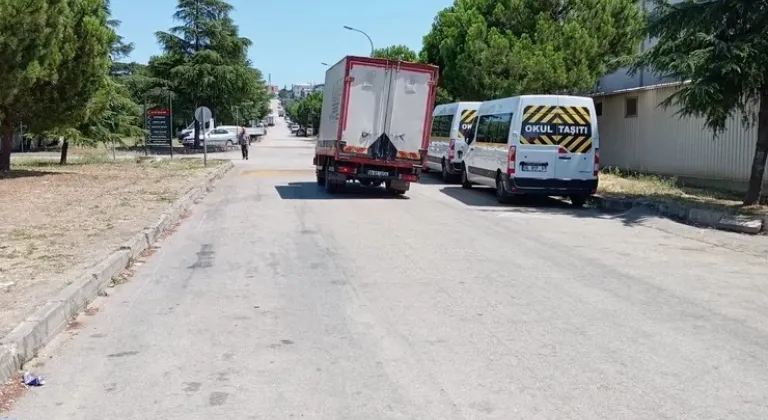 Bursa'da Tehlikeli Yolculuk: Aşırı Yük Taşıyan Kamyon Şehir İçinde Panik Yarattı