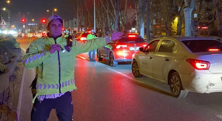 Bursa'da Yılbaşı Trafiği Denetiminde 2 Bin 380 Araç ve Sürücüye Ceza Kesildi