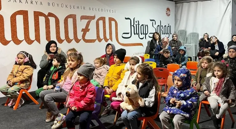 Büyükşehir Belediyesi'nin Kitap Sokağı'nda Minikleri Kahkahaya Boğan Gösteri