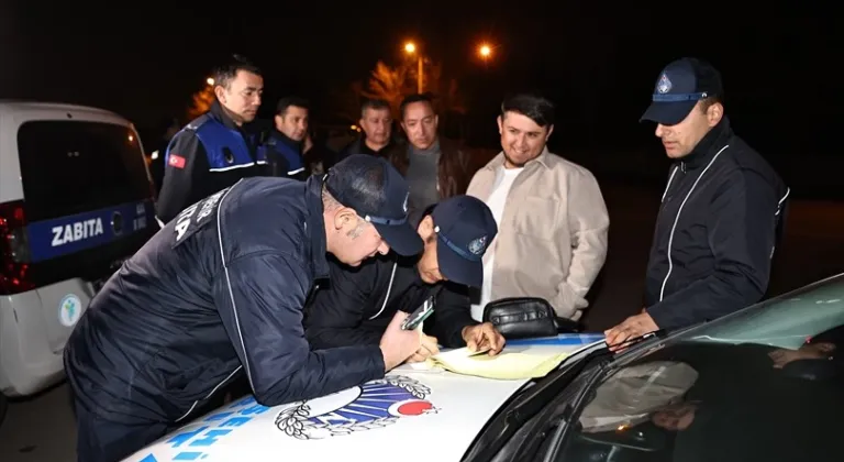 Denizli'de Büyükşehir Zabıtasından Gece Baskını: Kayıt Dışı Gıda Satıcılarına Göz Açtırılmıyor