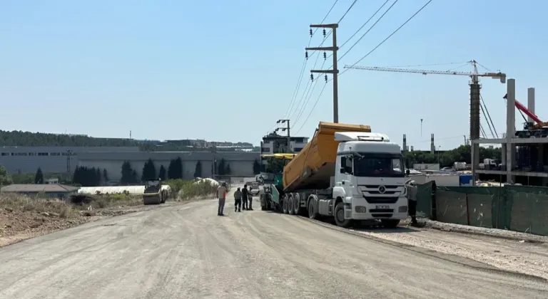 Çayırova Şekerpınar'da Yol Yenileme Çalışmaları Devam Ediyor