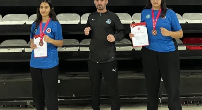 Çayırova’ya Antalya'dan Madalyalar Geldi: Kick Boks Şampiyonası'nda Zafer