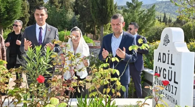 CHP Genel Başkanı Özel ve Başkan Zeyrek Manisa'da Kabir Ziyaretleri Gerçekleştirdi