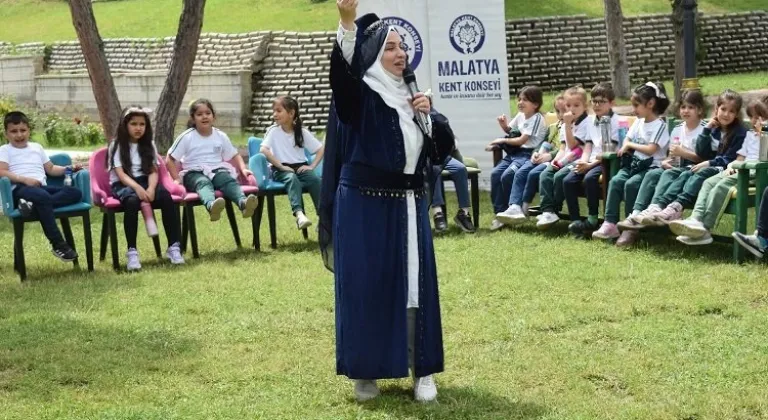 Çocuklar Ninem Korkut’tan masallar dinlediler