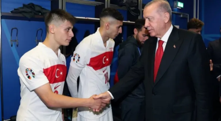 Cumhurbaşkanı Erdoğan, A Millî Futbol Takımı'nı Soyunda Mekanında Ziyaret Etti