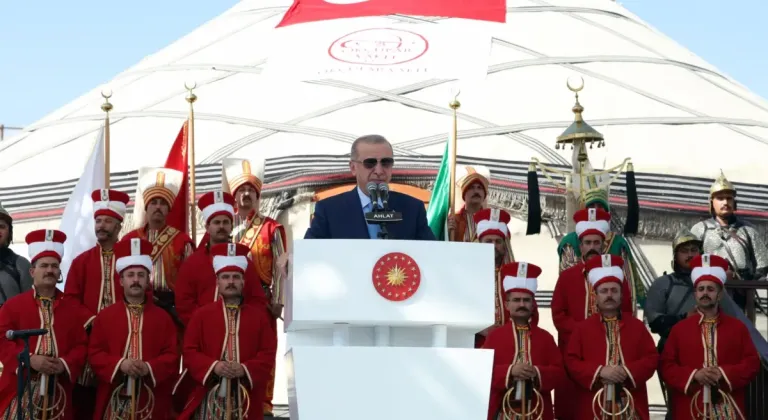 Cumhurbaşkanı Erdoğan Ahlat'tan seslendi... Bu toprakların emanetçisi değilk, asıl sahipleriyiz