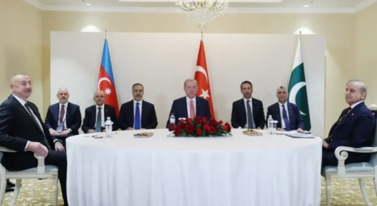 Cumhurbaşkanı Erdoğan, Astana'da Azerbaycan ve Pakistan Liderleri İle Üçlü Toplantı Gerçekleştirdi