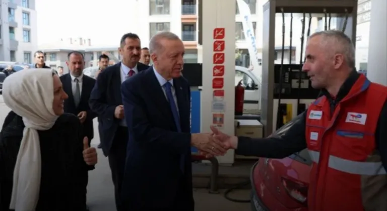 Cumhurbaşkanı Erdoğan, Üsküdar'da Akaryakıt İstasyonu Çalışanlarını Ziyaret Etti