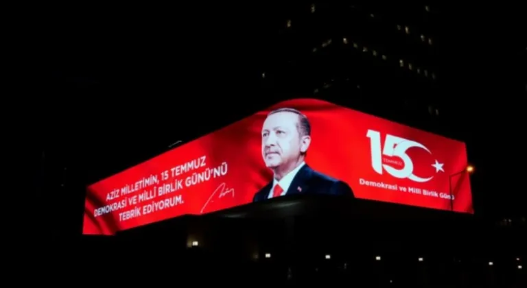 Cumhurbaşkanı Erdoğan'ın 15 Temmuz Demokrasi ve Millî Birlik Günü Mesajı Dijital Gösterimde