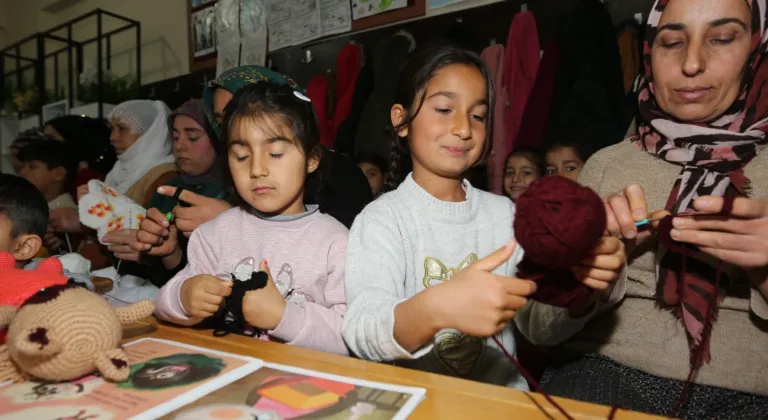 Dallıdağ İlkokulunda Kitap Karakterleri Örgü Oyuncaklara Dönüşüyor