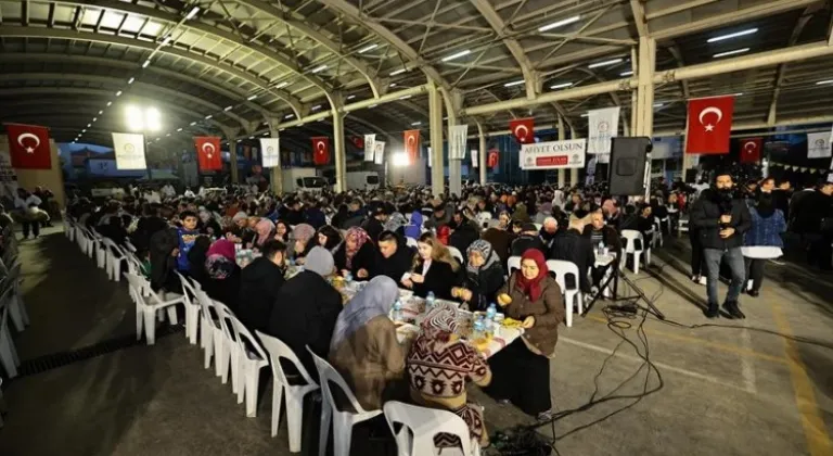 Denizli Büyükşehir Belediyesi'nden Karşıyaka'ya Doğru İftar Bereketi