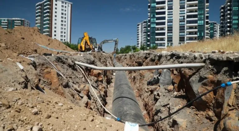 Diyarbakır Mahabad Bulvarı'nda İçme Suyu Hattı Yer Değiştirme Çalışmaları Devam Ediyor