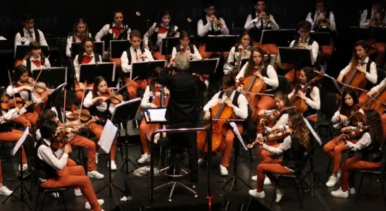 Doğuş çocuk senfonik orkestrasının 23 Nisan konserleri Antalya'da büyük beğeni topladı