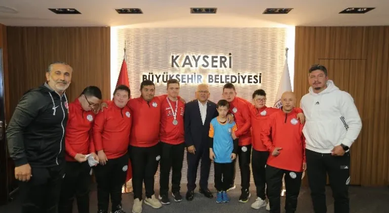 Down Futsal Takımı sporcularından Başkan Büyükkılıç’a sevgi gösterisi