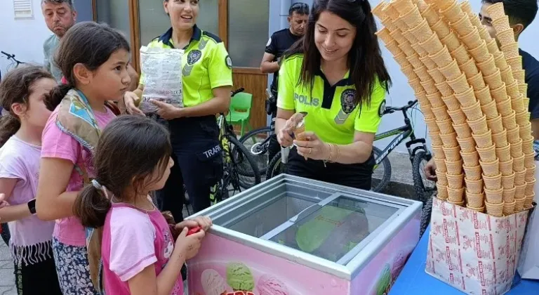 Düzce İl Emniyet Müdürlüğü'nden çocuklara özel trafik eğitimi ve dondurma ikramı