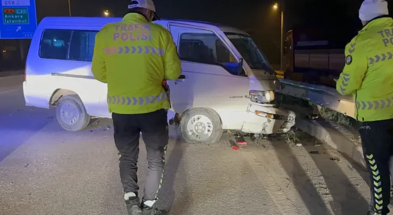 Düzce'de Alkollü Sürücü Karşı Şeride Geçti! Kaza Sonrası Trafiğe Kapanan Yolun Detayları