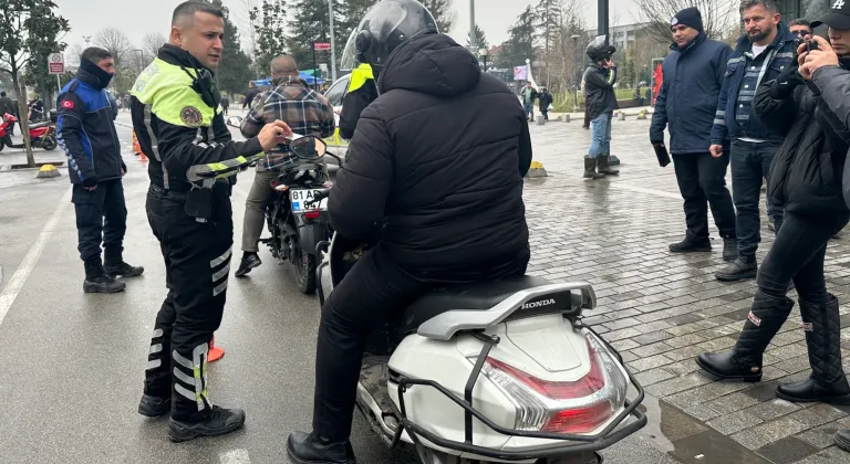 Düzce'de İstanbul Caddesi'nde Motosiklet Denetimi: Kural İhlali Yapan Sürücülere Cezalar Kesildi