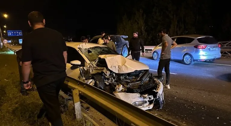 Düzce'de Kamyonet ve Otomobilin Karıştığı Kazada 2 Kişi Yaralandı