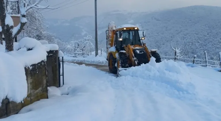 Düzce'de kar yağışı nedeniyle kapanan köy yolları açılıyor