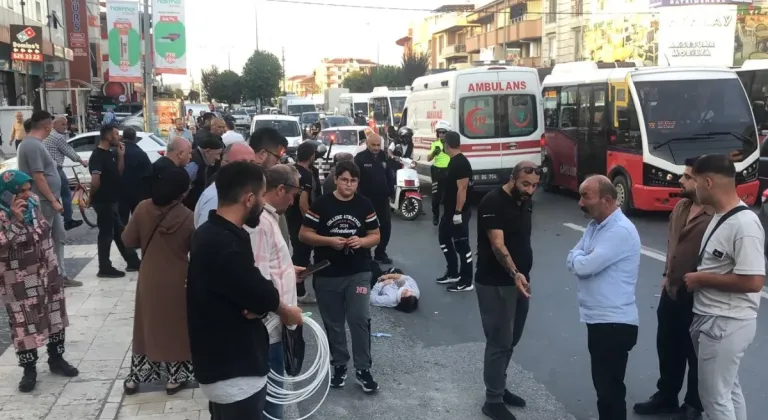 Düzce'de motosikletli yayalara çarptı: 3 yaralı