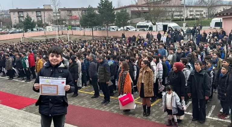 Düzce'de öğrenciler sevinçle karnelerini aldı