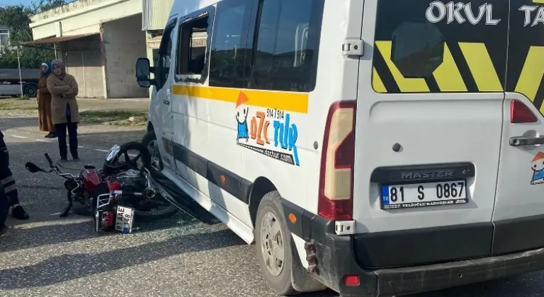 Düzce'de okul servisi ile motosiklet çarpıştı: 1 yaralı