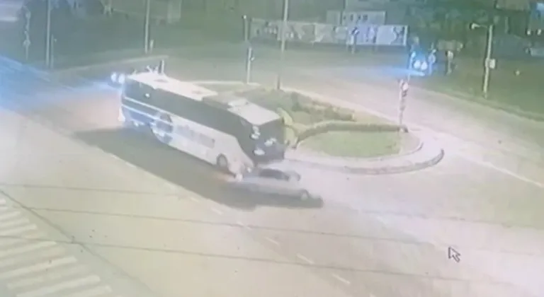 Düzce'de Otobüs ile Otomobil Çarpıştı: 2 Kişi Yaralandı!