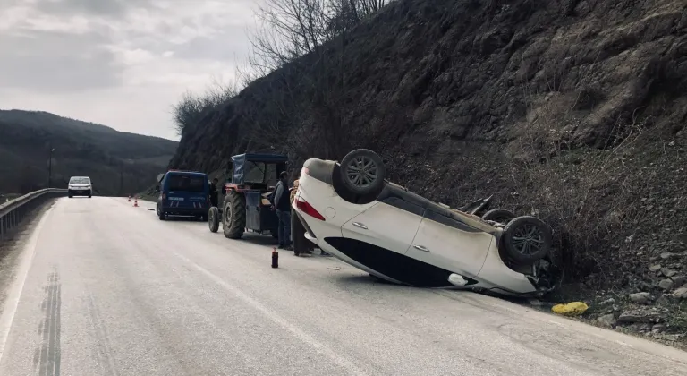 Düzce'de Otomobil Şarampole Devrildi - Son Durum