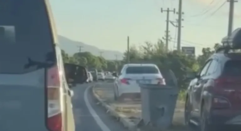 Düzce'de Trafikte İnanılmaz Olay: Yayaları Hiçe Sayan Sürücüler Kaldırımdan Geçti!