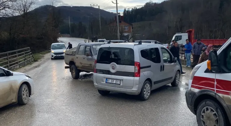 Düzce'de Yağış Nedeniyle Trafik Kazası: 4 Yaralı!