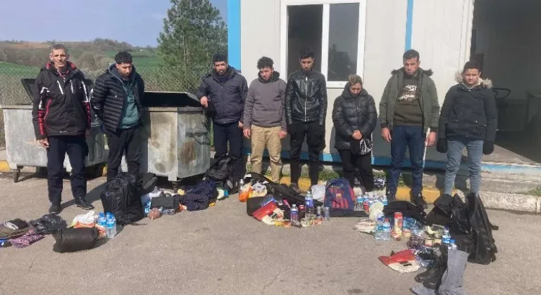 Edirne İl Jandarma Komutanlığı ekipleri TEM Gişeler bölgesinde 8 kaçak göçmen yakaladı