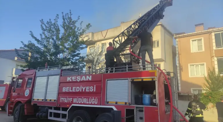 Edirne Keşan'da Apartman Çatısında Yangın: Ekiplerin Müdahalesiyle Söndürüldü