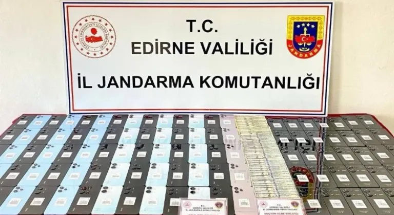 Edirne'de kaçak cep telefonu ve dolar ele geçirildi!