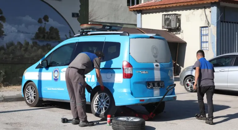 Eskişehir'de Zabıta Araçlarına Bıçaklı Saldırı: Belediyeye Ait Araçların Lastikleri Kesildi!