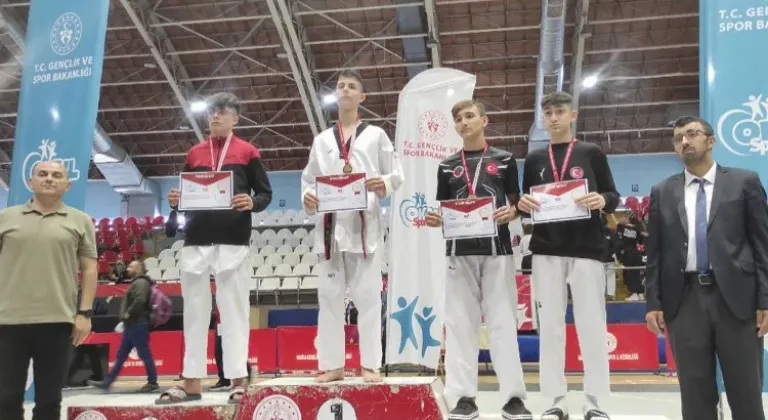 Foça Belediyespor Kulübü Taekwondo Şubesi Sporcusu Asrın Yağız Büyükyavuz, Altın Madalyayla Türkiye Finallerinde Yarışacak