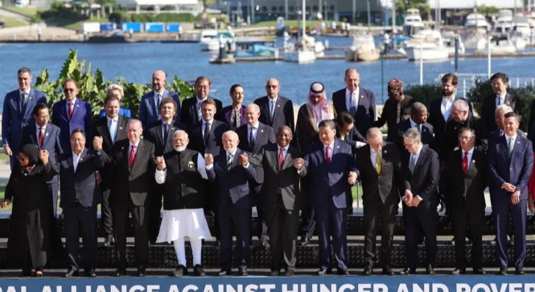 G20'de aile fotoğrafında el ele poz