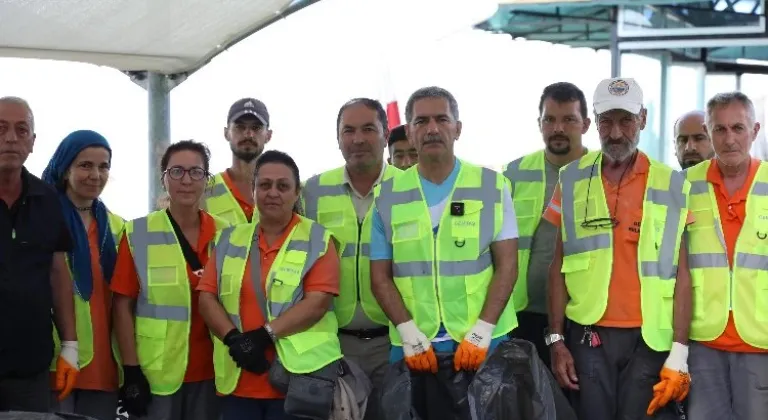 Gemlik Belediye Başkanı ve Ekibi Kumla Sahilinde Temizlik için Sabah Operasyonu Başlattı