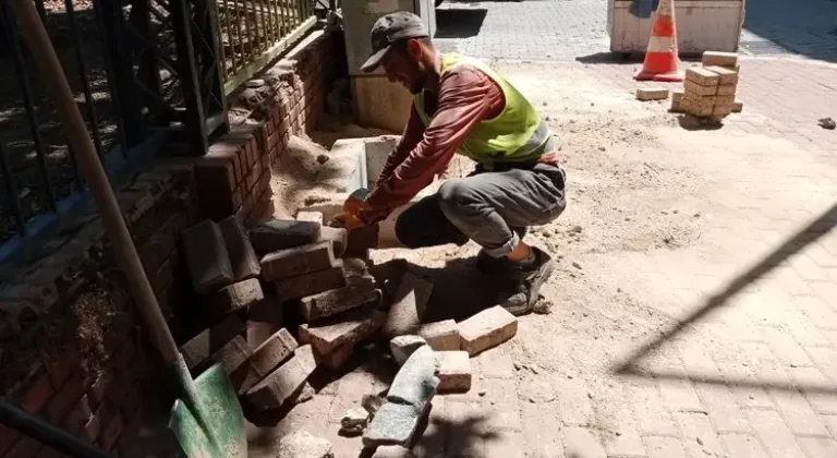 Gemlik Belediyesi Hasarlı Kaldırımları Yenileyerek Çevre Düzenlemelerine Devam Ediyor