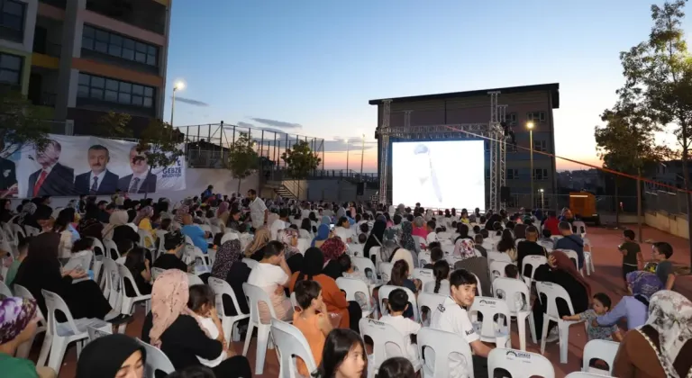 Gezbe'de Uluslu çocukların sinema keyfi