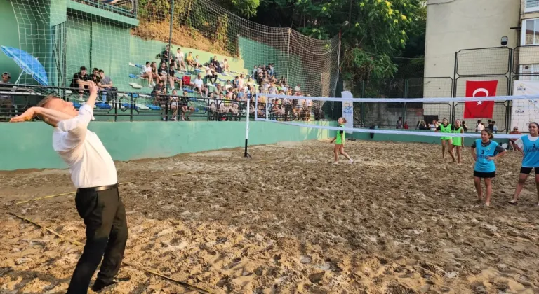 Gölcük Belediyesi Plaj Voleybolu Turnuvası Rekor Katılımla Başladı