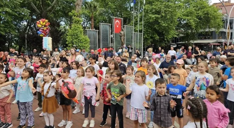 Gölcük'te çocuk şenliğine yoğun ilgi