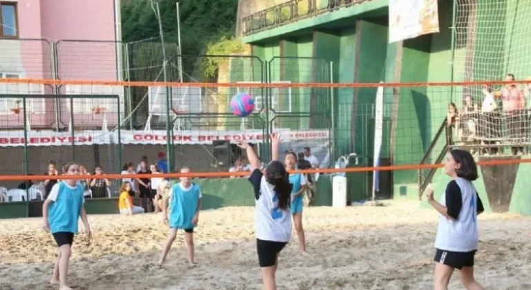 Gölcük'te Plaj Voleybolu Turnuvasıyla Yaz Heyecanı Dorukta!