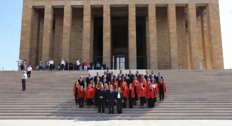 Güzelbahçe Belediye Başkanı Mustafa Günay Anıtkabir Ziyaretinde Ata'ya Saygıyı İfade Etti